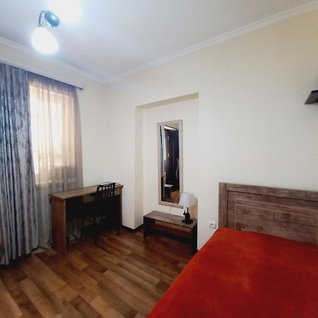 Уютный Домик В Маленьком Дворике Appartement Tbilisi Buitenkant foto