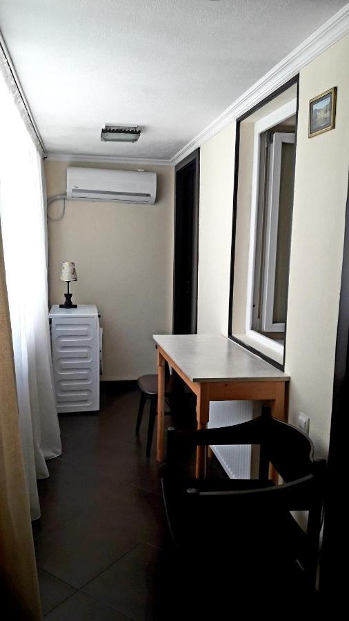 Уютный Домик В Маленьком Дворике Appartement Tbilisi Buitenkant foto