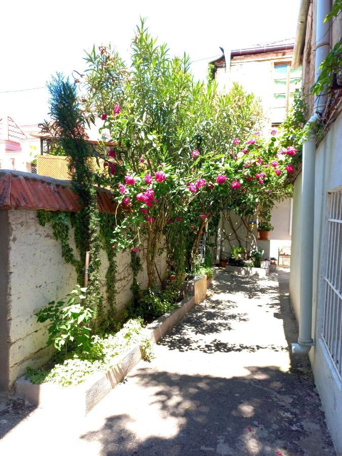 Уютный Домик В Маленьком Дворике Appartement Tbilisi Buitenkant foto