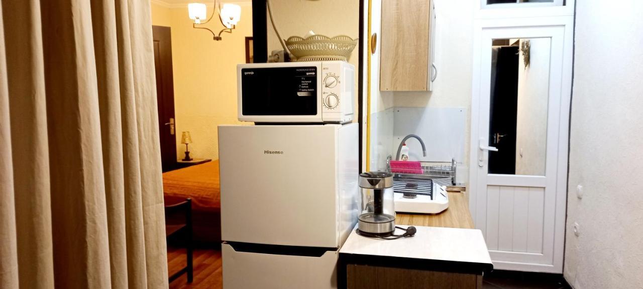 Уютный Домик В Маленьком Дворике Appartement Tbilisi Buitenkant foto