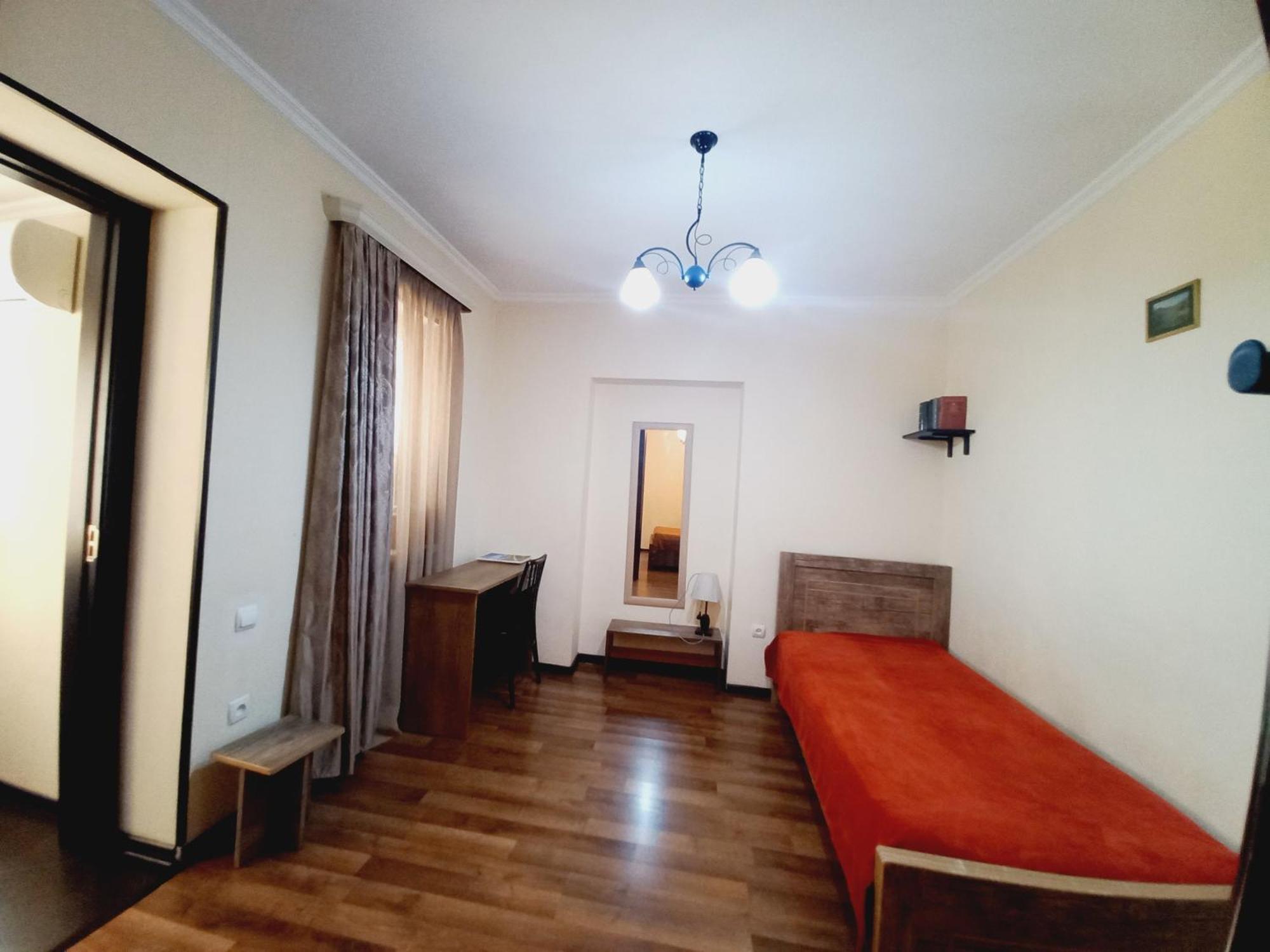Уютный Домик В Маленьком Дворике Appartement Tbilisi Buitenkant foto